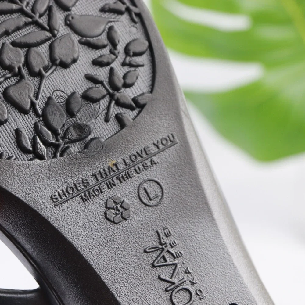 Oka B Okabashi Womens Kathleens Sandals Size 9.5 Silver Gray Wedge Thong Flowers